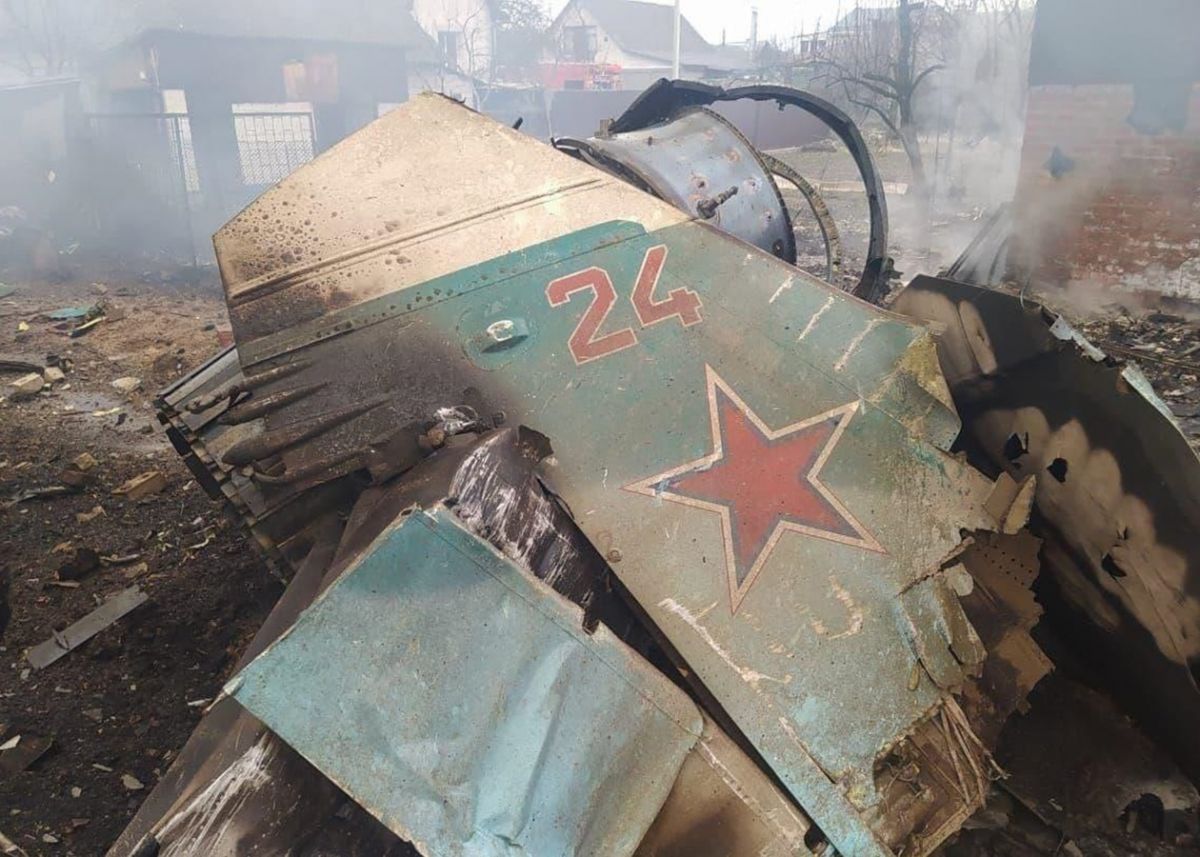 Украина сбила самолет рф. Сбитые российские самолеты в Украине. Подбитый российский самолет на Украине.