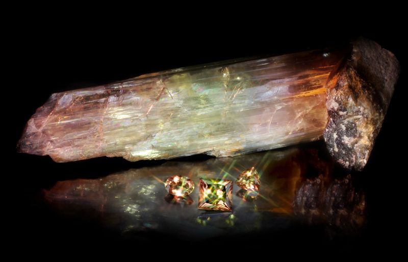 Zultanite_rough_crystal_and_gemstones